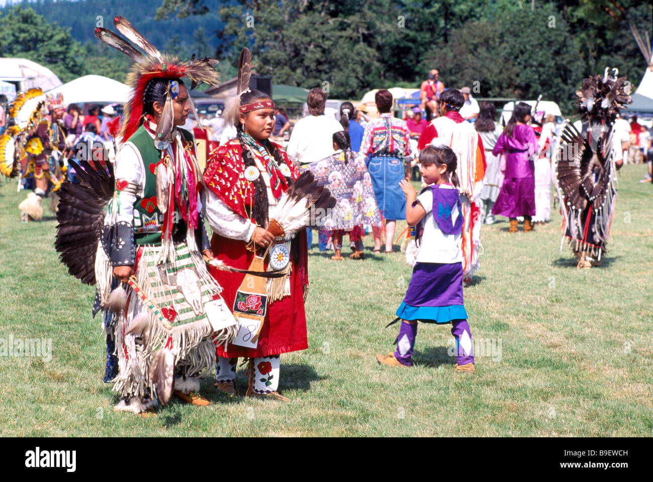 Danseurs Indiens autochtones traditionnelles en costumes traditionnels lors d'un Pow-wow sur la réserve indienne Tsartlip sur l'île de Vancouver, British Columbia Canada Banque D'Images