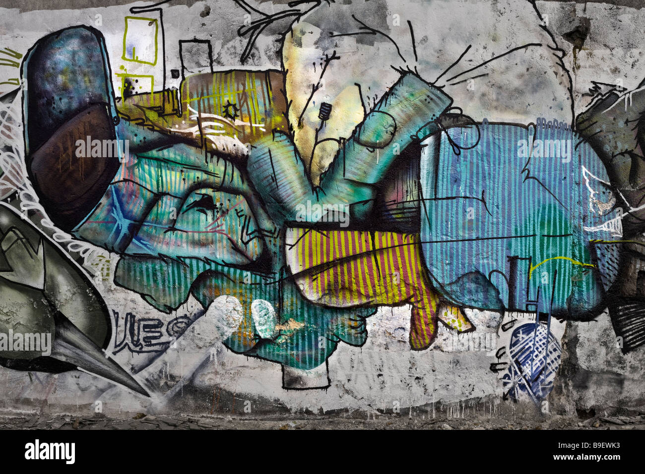 Graffiti dans une friche industrielle (usine Vichy - Allier - France). Le Graffiti dans une usine désaffectée (Vichy - Allier - France). Banque D'Images