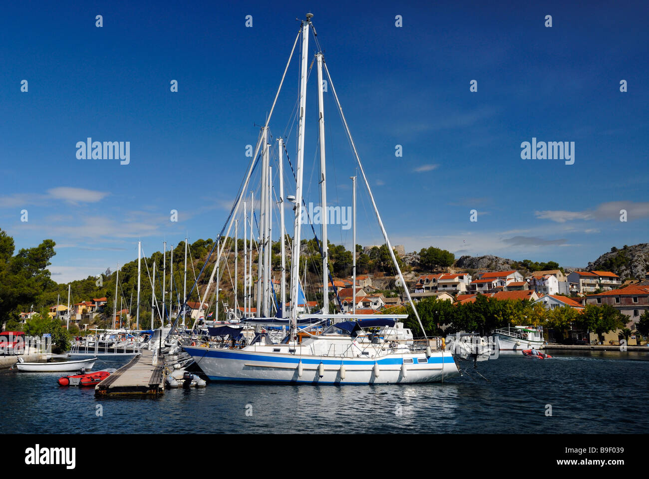 Yachts dans le port de plaisance de Skradin sur la côte dalmate de la Croatie Banque D'Images