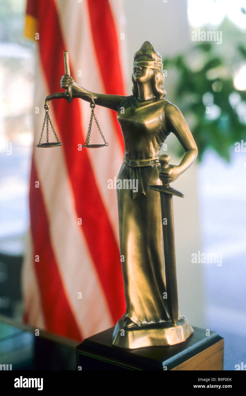 La justice statue bandeau tenir l'équilibre à l'échelle même de la décision  du juge équitable de soins concernent la règle juridique la loi sue cour  poursuite aveugle Photo Stock - Alamy
