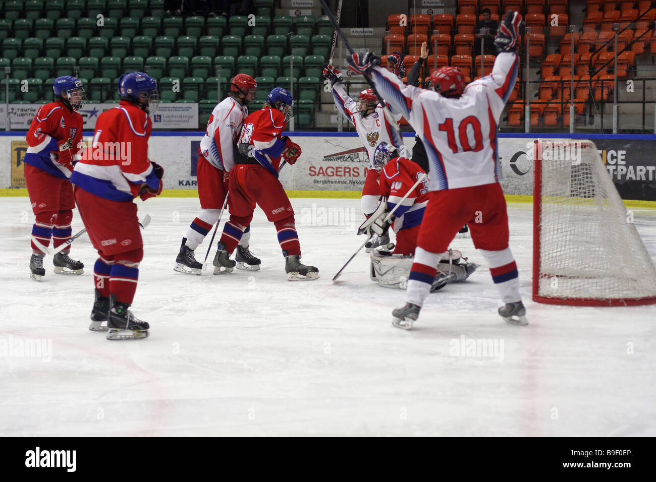 U18 russe de hockey sur glace de la célébration d'un but contre l'équipe tchèque. Banque D'Images