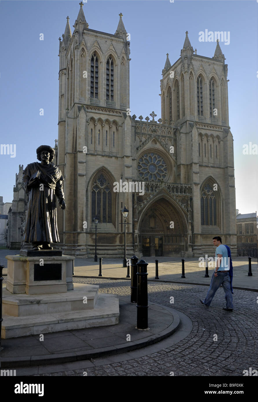 L'avant de la cathédrale de Bristol sur un matin ensoleillé avec un homme en passant devant la Statue de Raja Rammohan Roy Banque D'Images