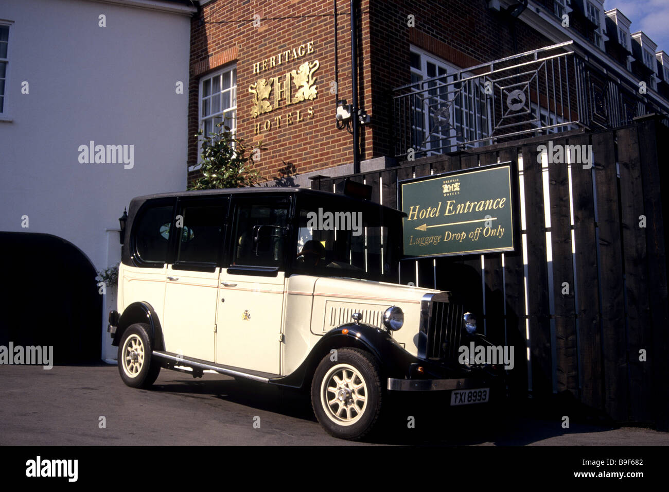 Hôtel et vieil anglais taxi cab, Marlow, Buckinghamshire, UK Banque D'Images