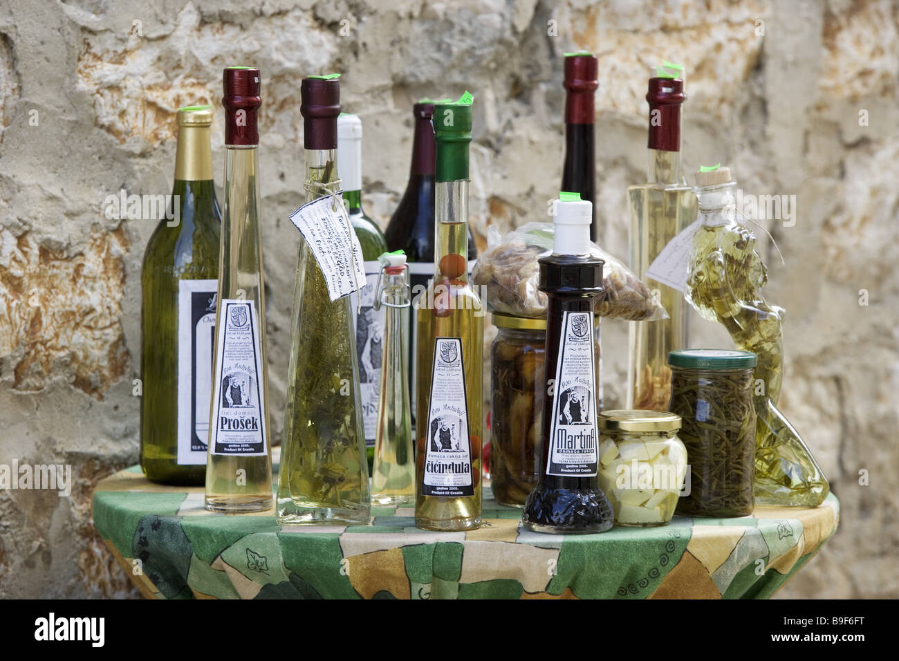 Dalpatia Croatie vente table des bouteilles de boissons Aliments boissons  spécialités pierre mur-mur d'alcool alimentaire commerce vin liqueurs Photo  Stock - Alamy