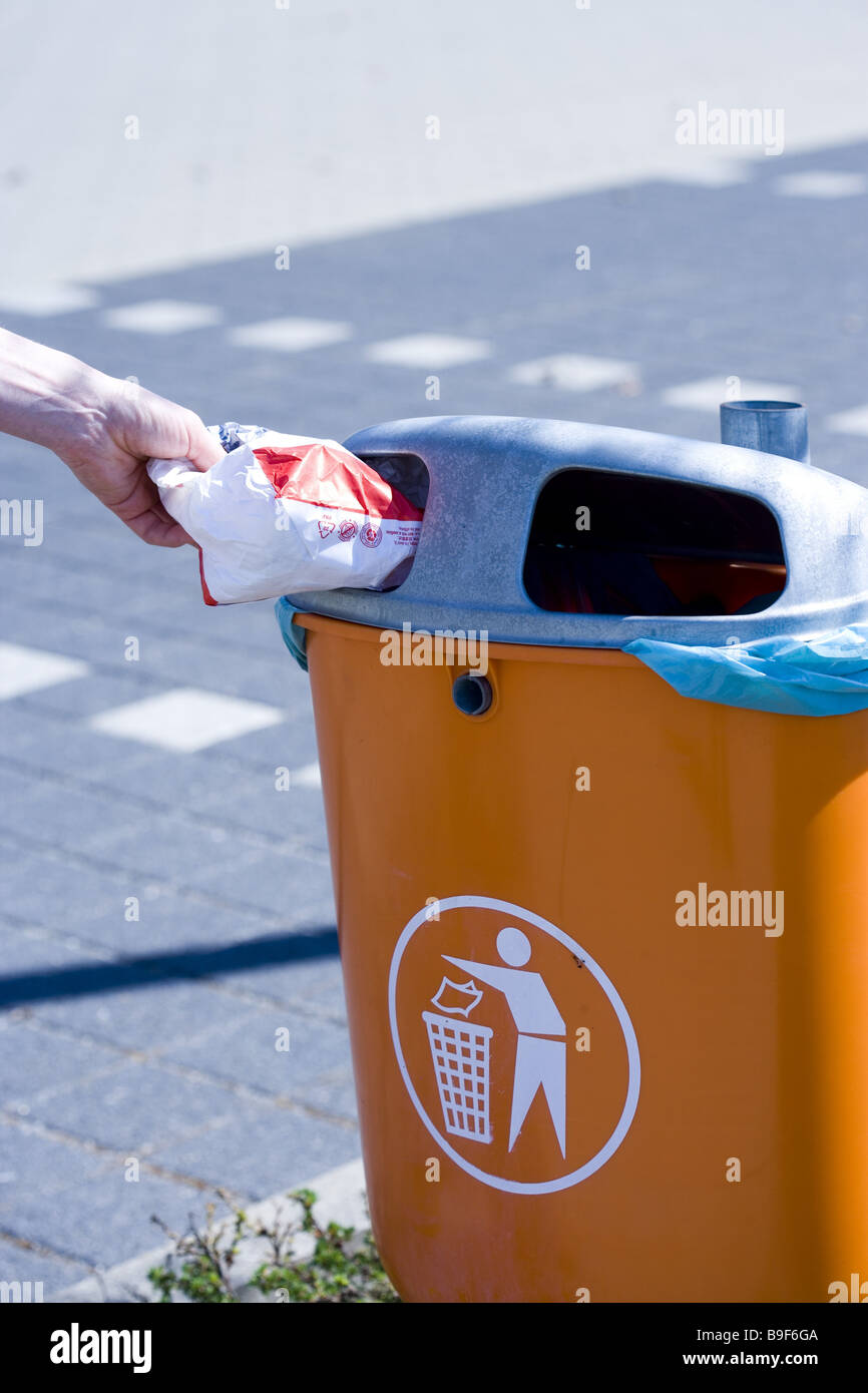 Jeter les poubelles des déchets personne détail part Banque D'Images