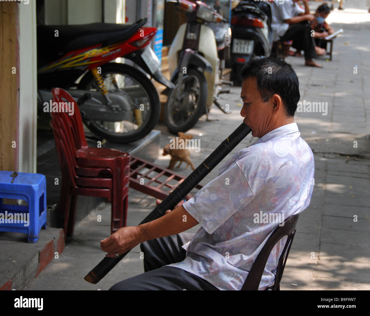 Vietnamese man smoking tobacco pipe Banque de photographies et d’images ...