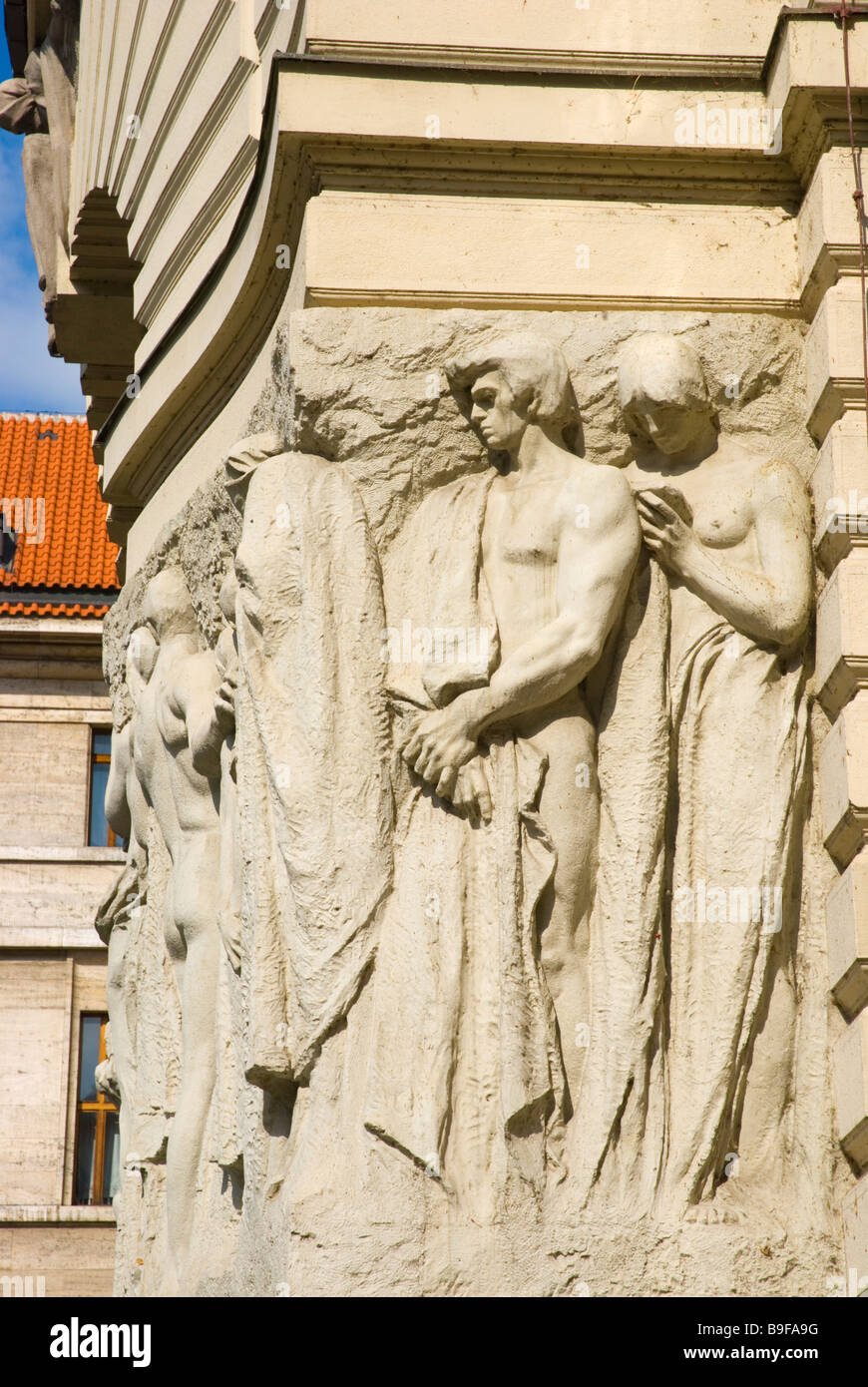 Reliefs sur le côté de la radnice le nouvel hôtel de ville à la place Namesti Marianske, dans la vieille ville de Prague République Tchèque Europe Banque D'Images