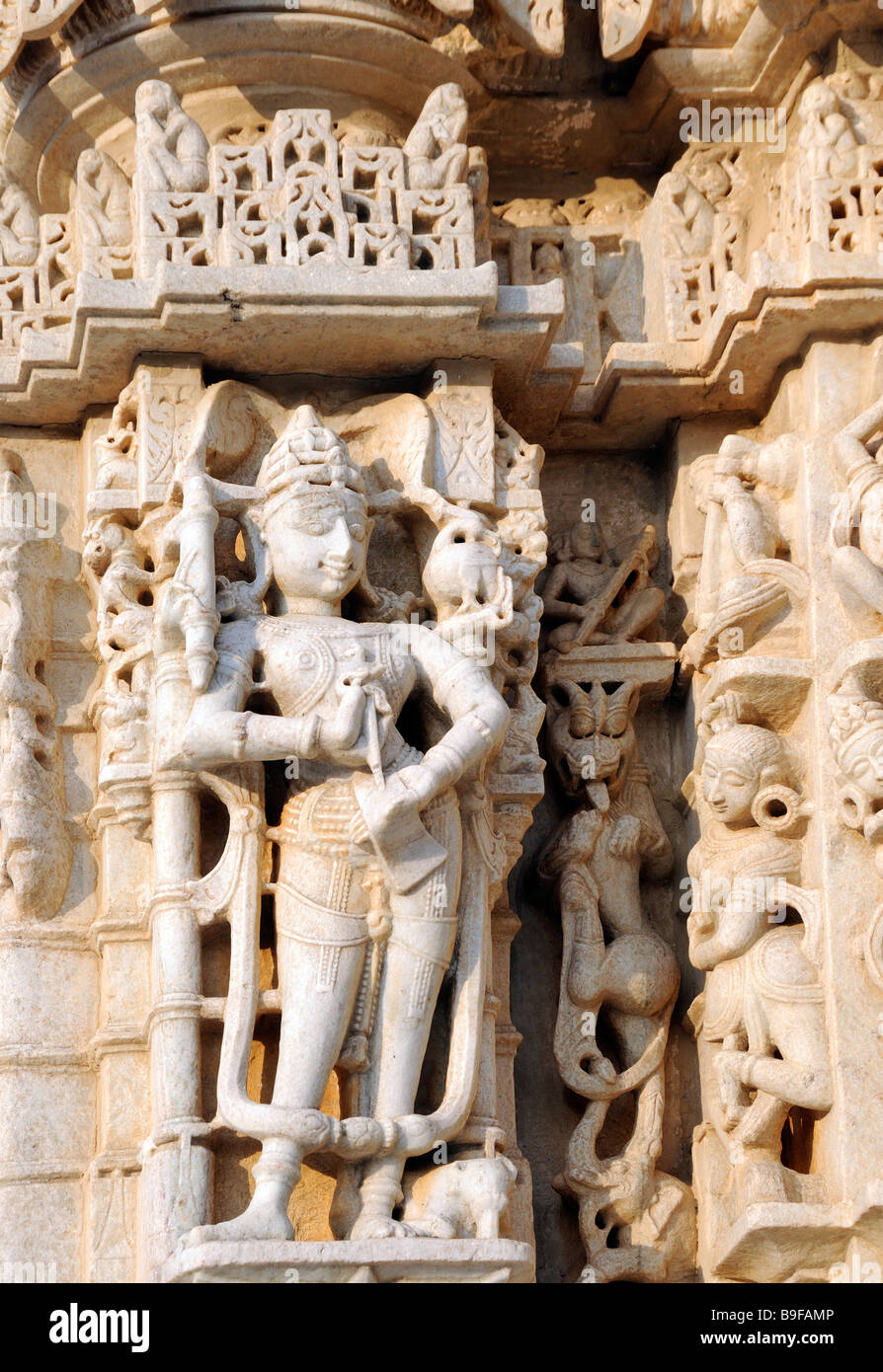 Finement sculptée en pierre à Chaumukha Temple, le temple principal du complexe de temples Jain à Ranakpur. Banque D'Images