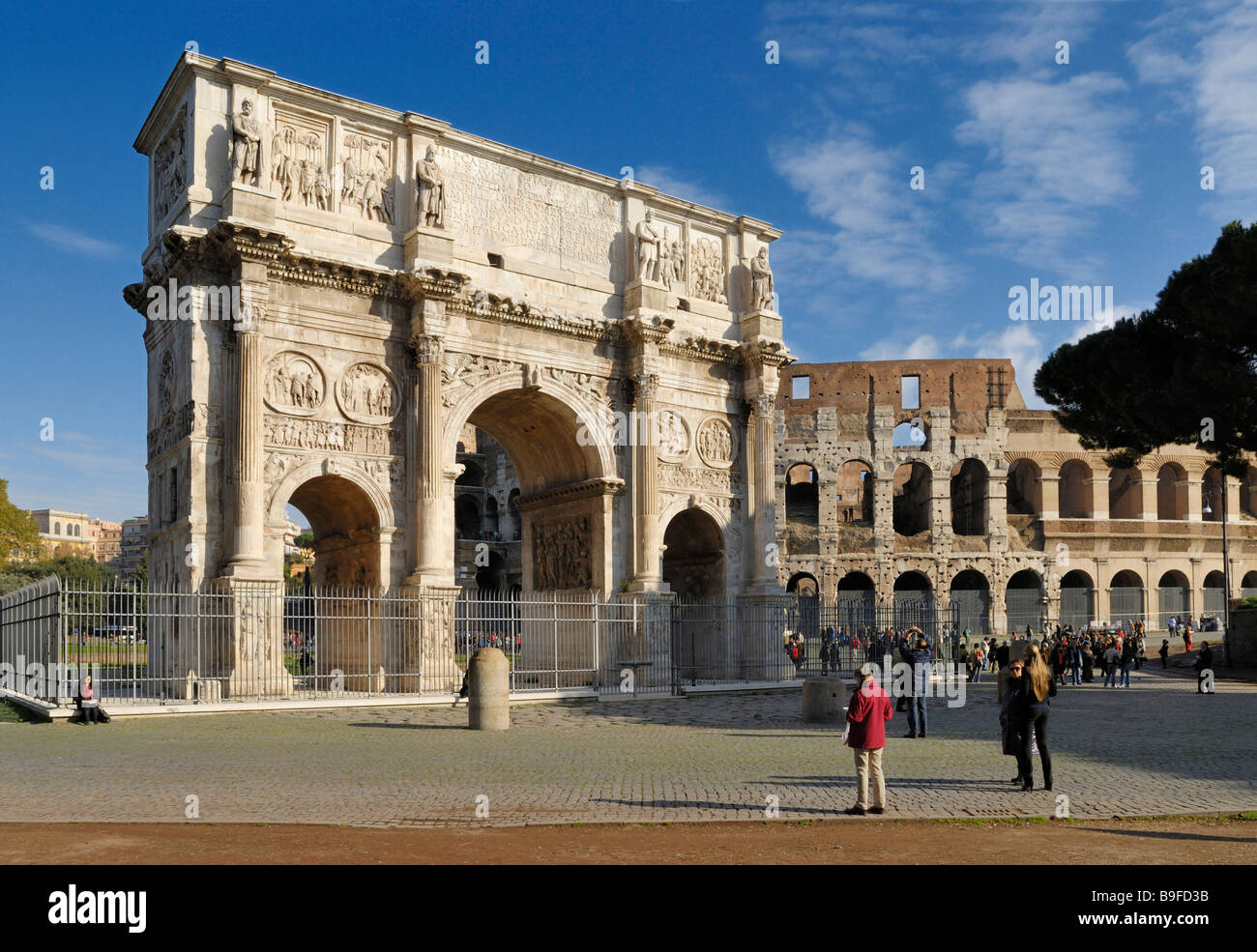 Les gens en face de l'Arc de triomphe, Arc de Constantin, Rome, Latium, Italie Banque D'Images