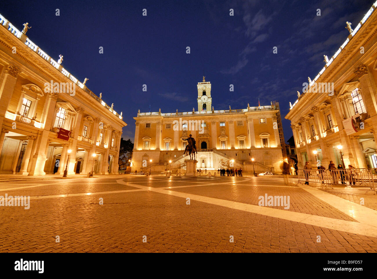 Statue de Marc Aurel sur socle dans la nuit Monte Capitolino Rome Latium Italie Banque D'Images