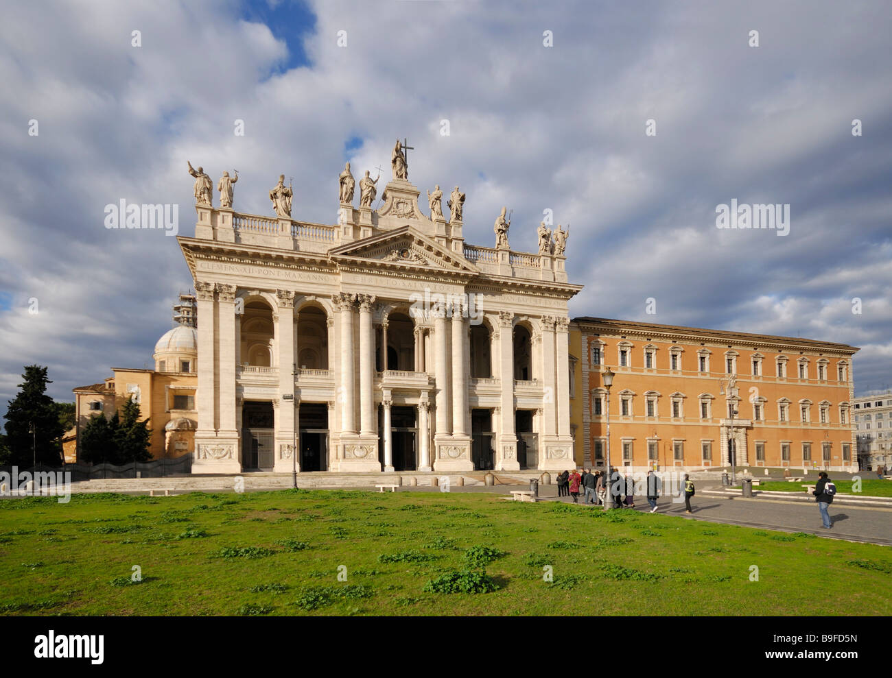 Les touristes en face de la basilique Saint Jean de Latran, la Basilique, Rome, Latium, Italie Banque D'Images