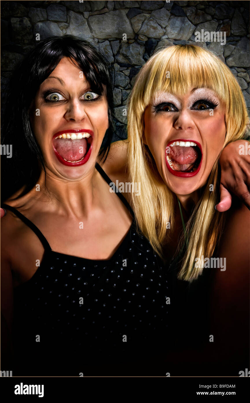 Deux femmes avec une grande bouche ouverte, portrait Banque D'Images