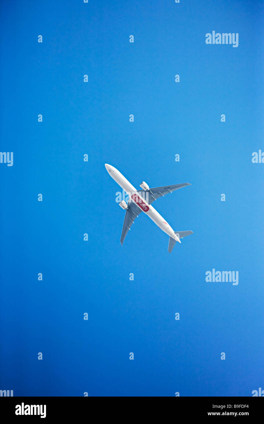 Emirates Airlines Boeing 777-300ER en vol contre un ciel bleu profond Banque D'Images