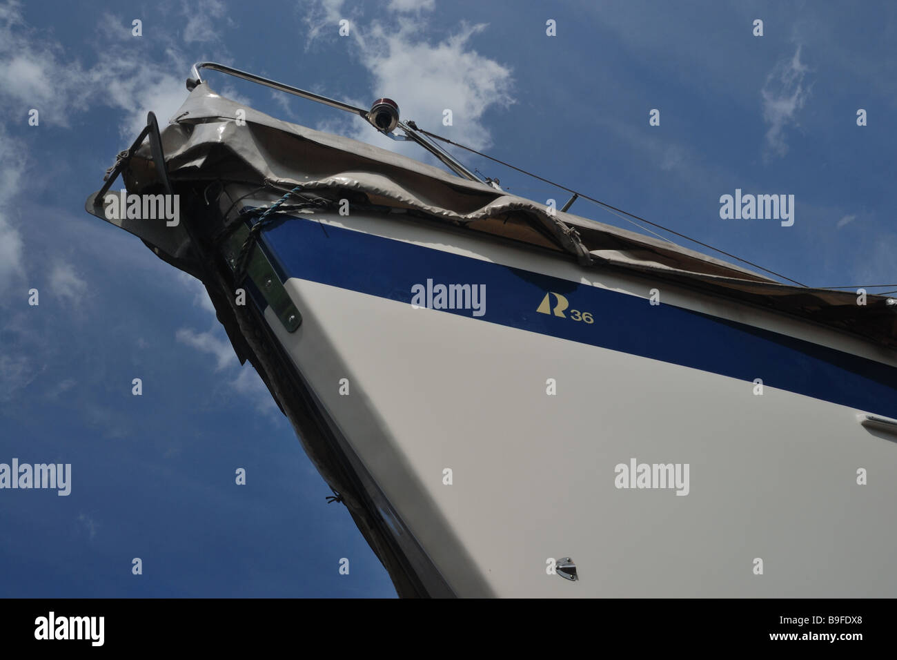 Proue d'un bateau à voile blanc sur une journée ensoleillée avec un beau ciel bleu. Banque D'Images