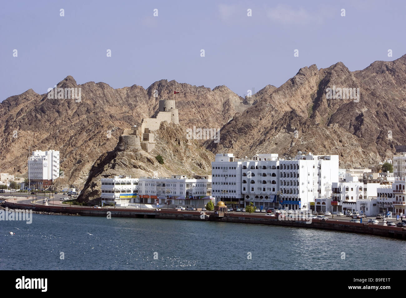 Oman Mascate Baie Dhow sultanat fort Mutrha ville capitale ville bâtiments maisons port constructions-promenade promenade Banque D'Images