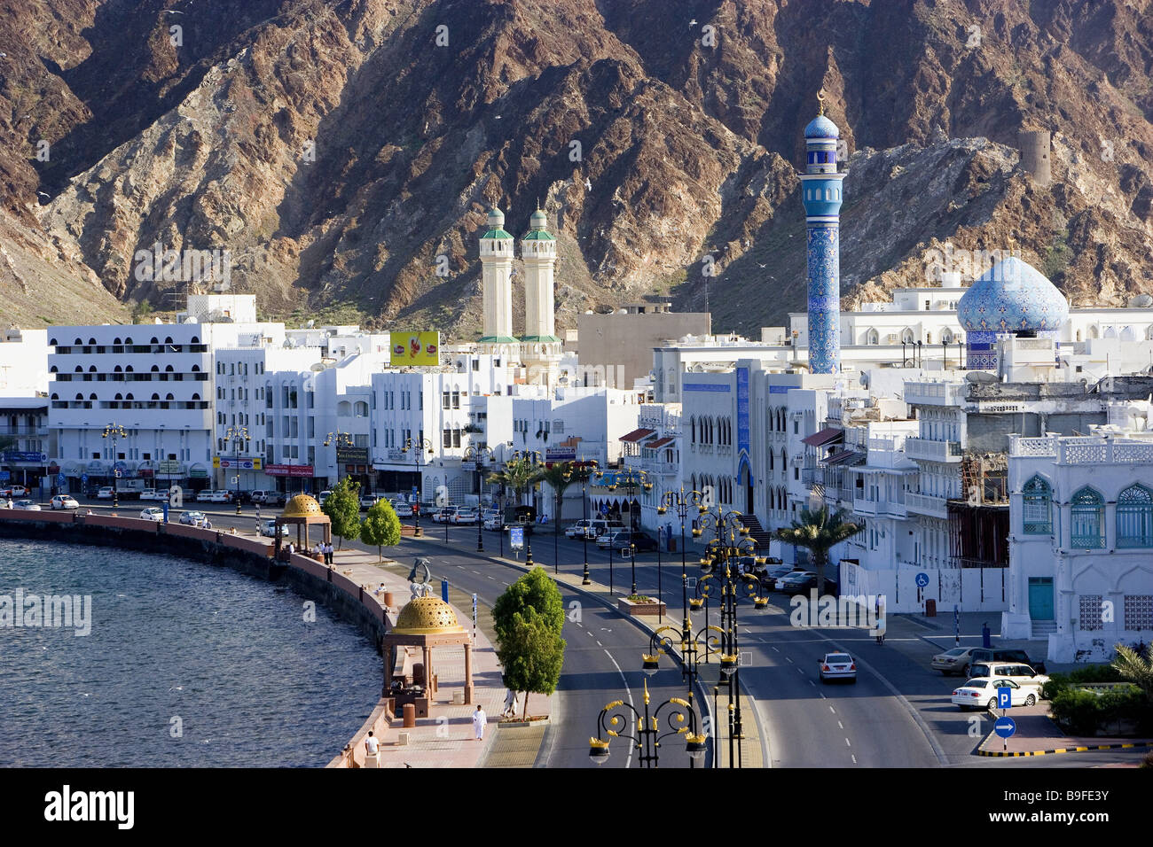 Oman Mascate Baie Dhow sultanat paysage de rue vue sur la ville capitale de la ville des constructions bâtiments maisons-promenade promenade Harbour Banque D'Images