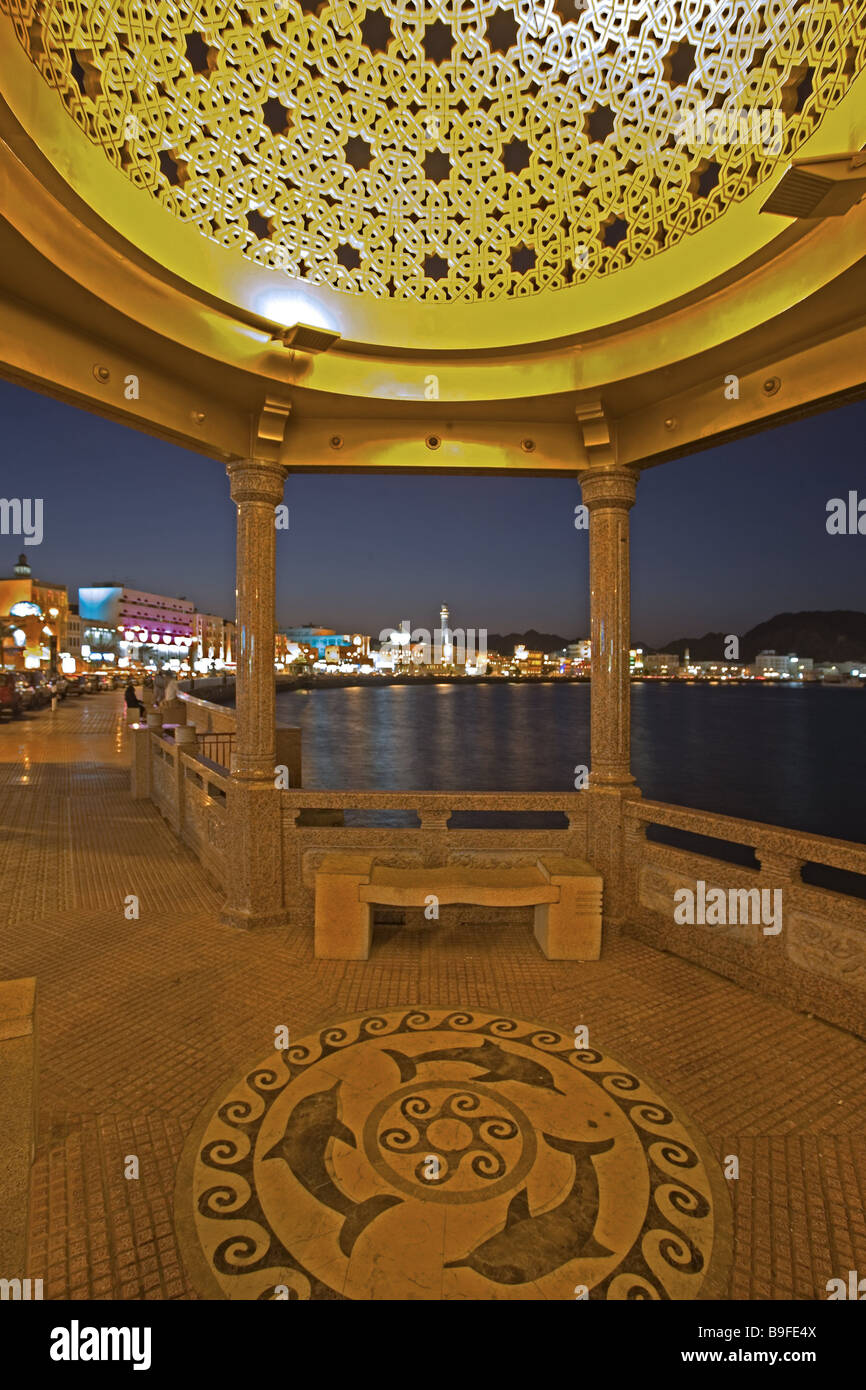 Oman Mascate promenade de la baie de Dhow sultanat soir illumination pavillon capital ville bâtiments maisons-rotonde promenade Harbour Banque D'Images