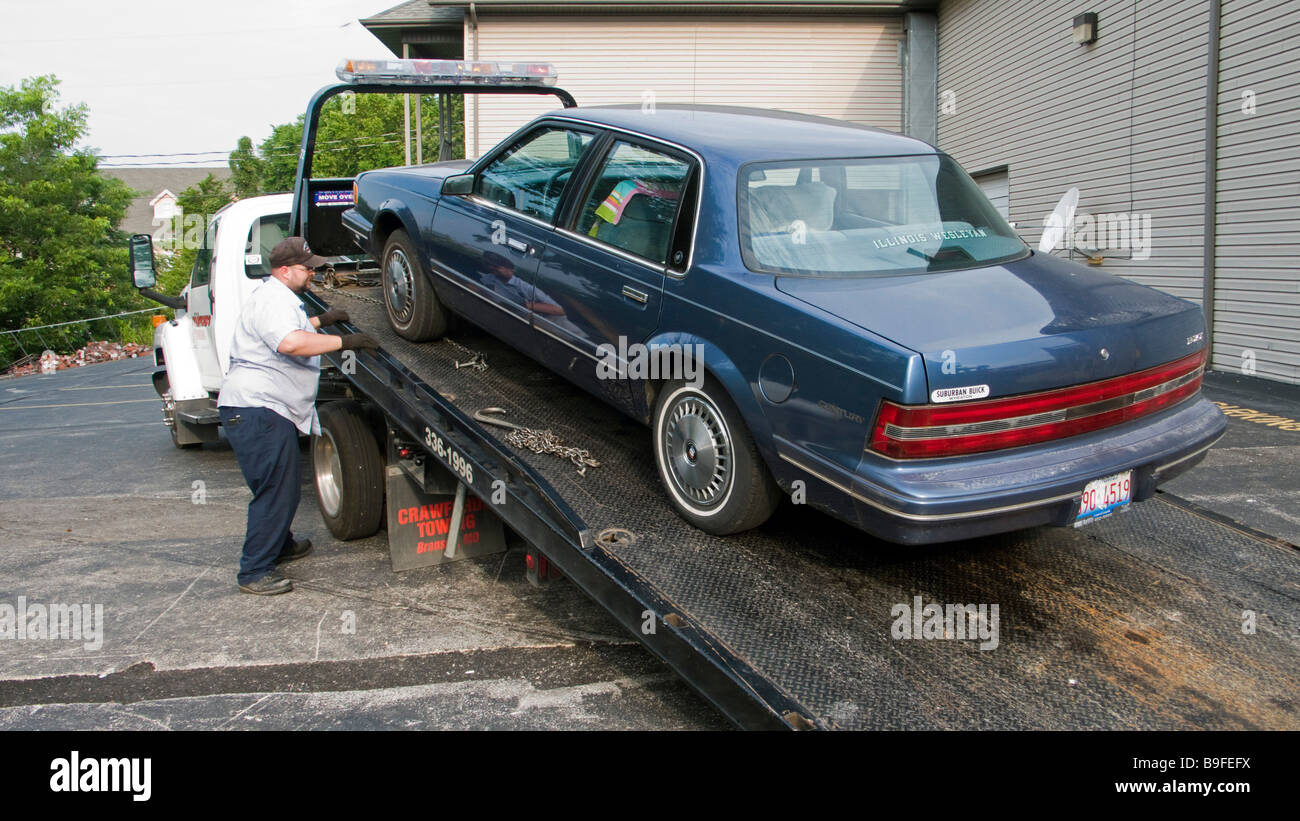 Voiture Buick américaine chargé sur camion de sauvetage Branson Missouri USA Banque D'Images