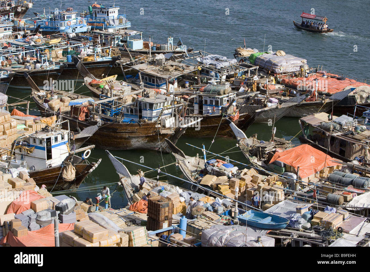 United Arabic Emirates Dubai Dubaï Creek sheikdom navires de commerce navires ville port dock coupe-bord de transport du poisson Banque D'Images