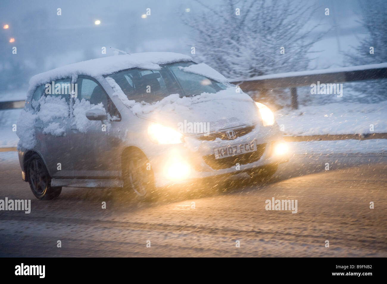 Honda car en roulant par temps de neige sur une journée l'hiver en Angleterre Banque D'Images