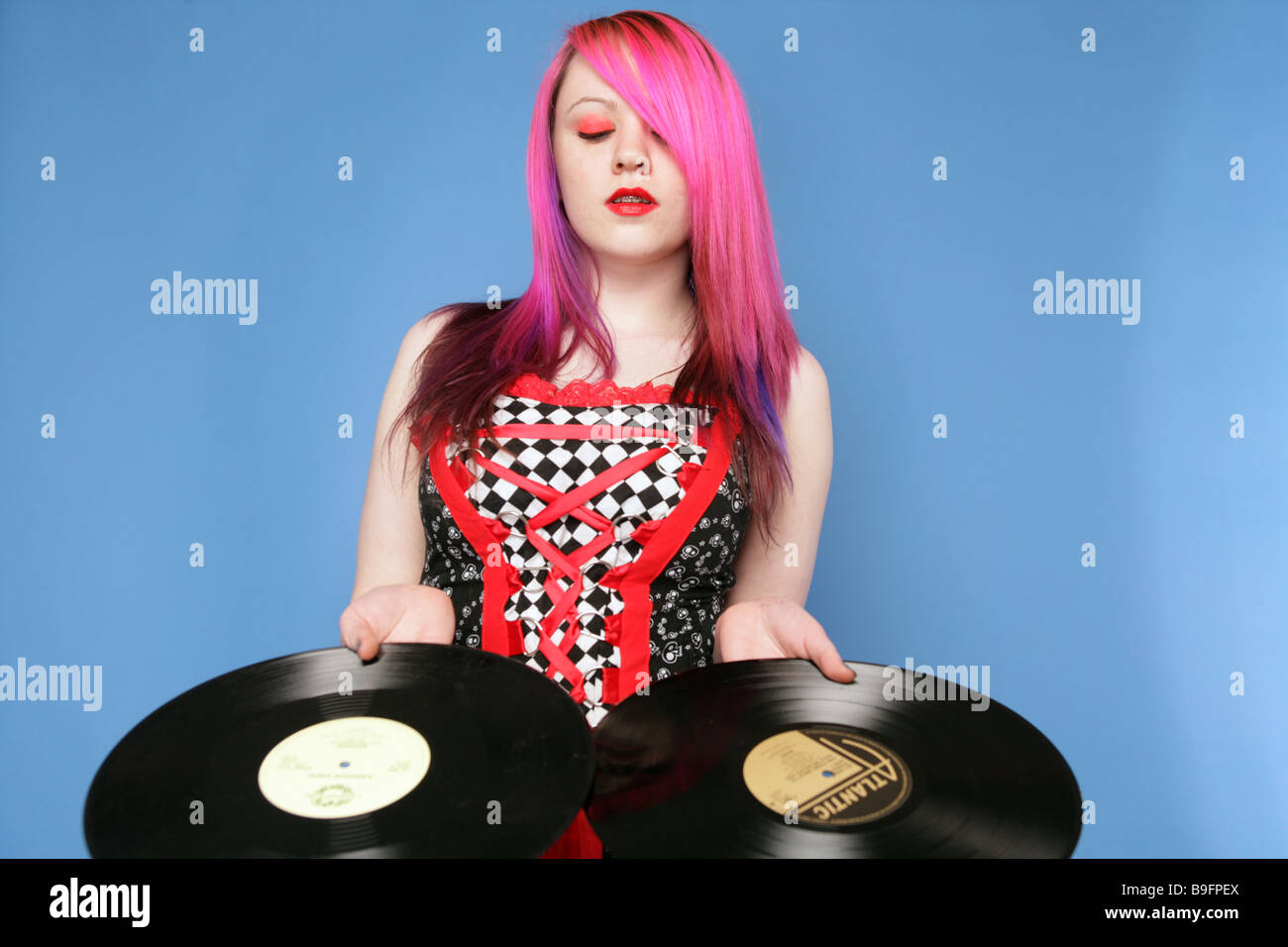 Goth cyber jeunes avec des cheveux rose maintenant 12 pouces de vinyles dans chaque main Banque D'Images