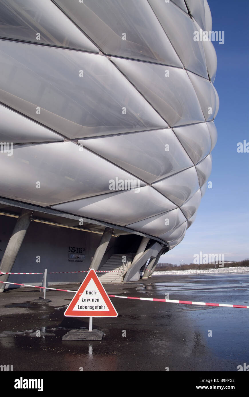 Allemagne Bavière Munich arena alliance détail fermant l'inscription risque d'avalanches sur le toit du stade de football vue vie stadium Banque D'Images