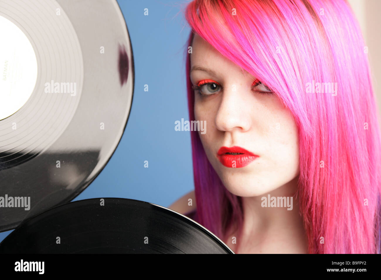 Goth cyber jeunes avec des cheveux rose maintenant 12 pouces de vinyles dans chaque main Banque D'Images