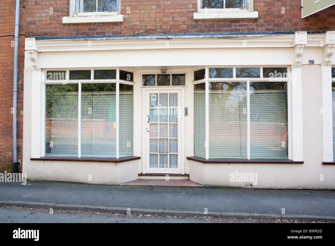 Boutique vide à vendre dans un village de Warwickshire, Royaume-Uni Banque D'Images
