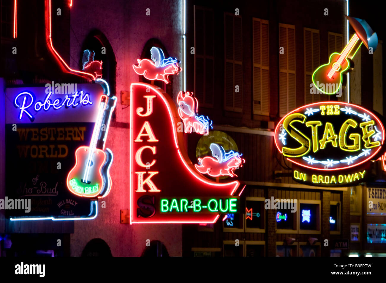 Neon bar grill et dans les affiches de magasins du quartier de divertissements de Nashville Tennessee USA Broadway inférieur Banque D'Images