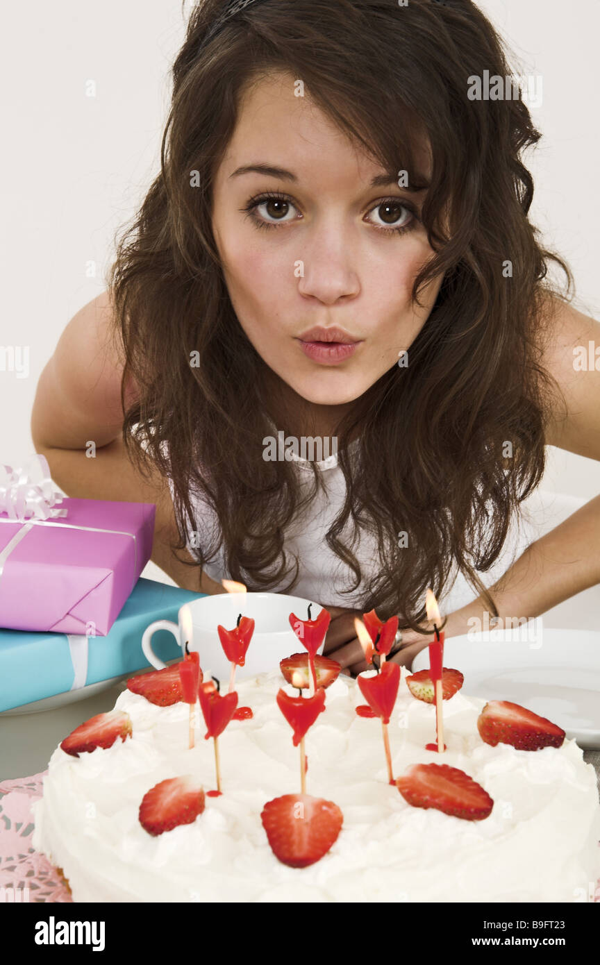 Souffle Les Bougies Pie Fille Semi Cadeaux Portrait Table Personnes Adolescents Adolescent Girl Creme Aux Fraises Tarte Gateau Anniversaire Gateaux Tarte Photo Stock Alamy
