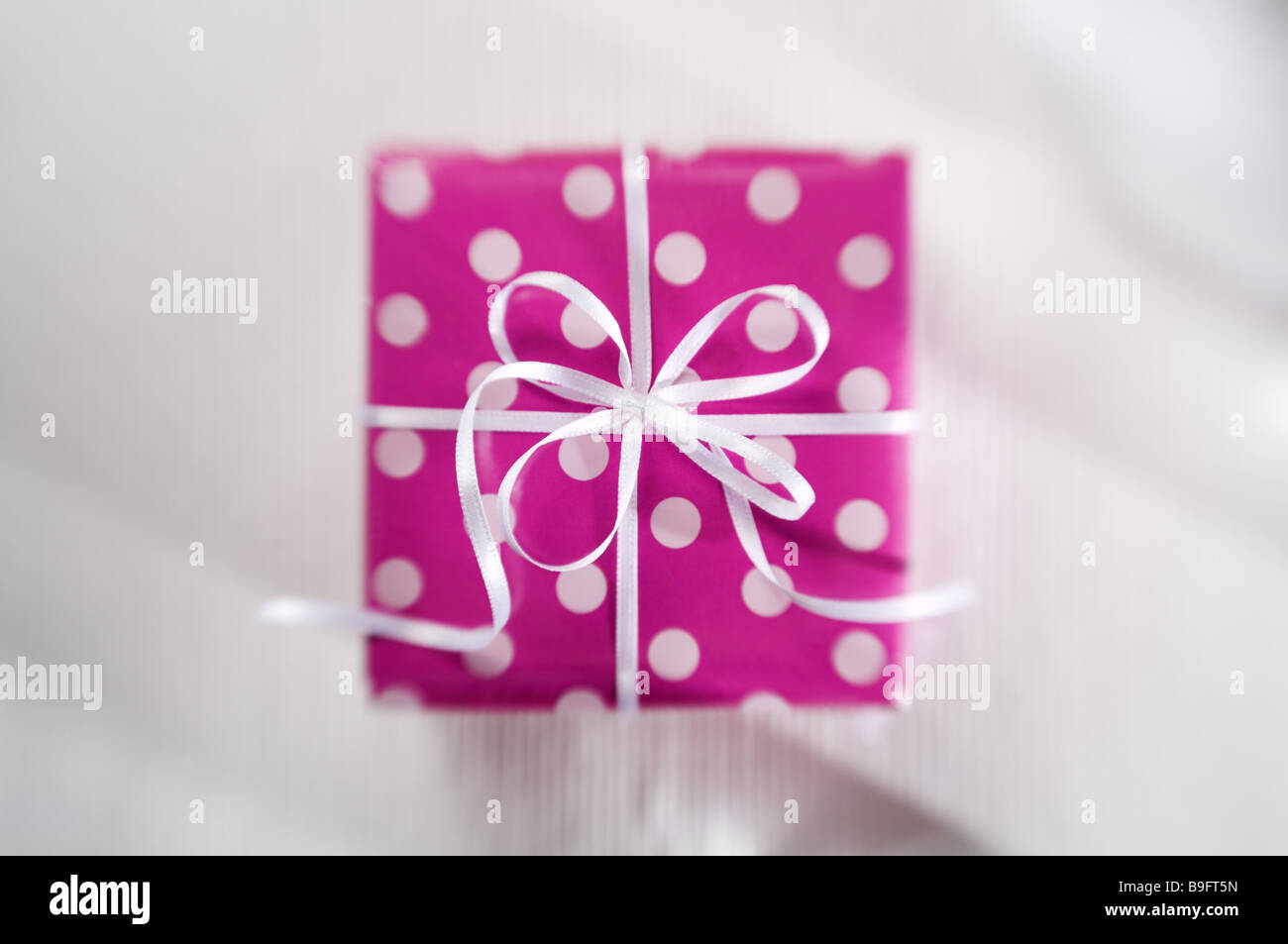 L Enduisaient Rose Cadeau Souvenir Donne Merci Attention Surprise Cadeau Paquet Paquet Anniversaire Anniversaire Surprise Cadeau Photo Stock Alamy