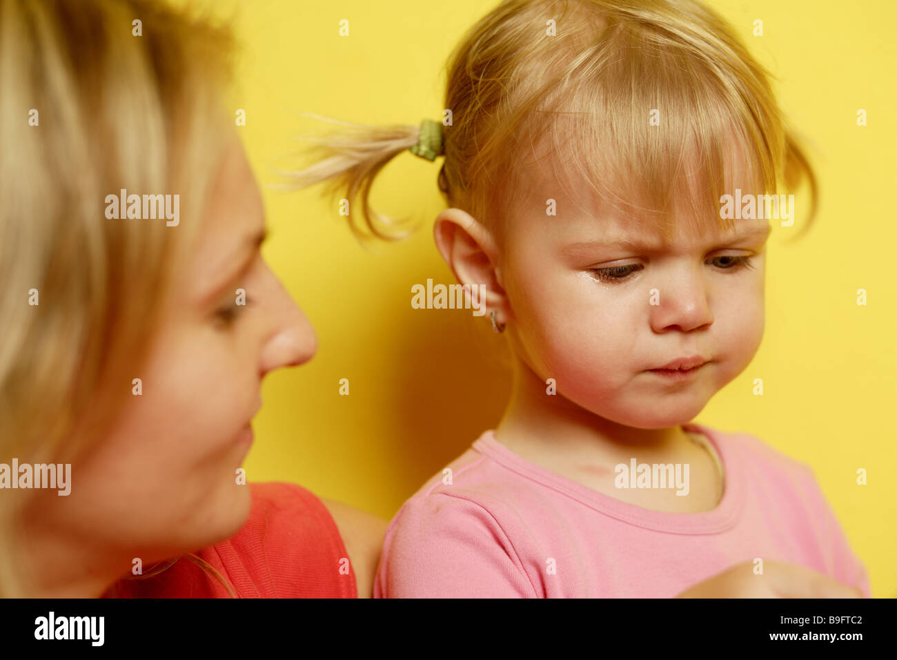 Cris de fille mère portrait série confort abordé personnes femme enfant fille mécontent insatisfait de l'expression faciale defiance Banque D'Images
