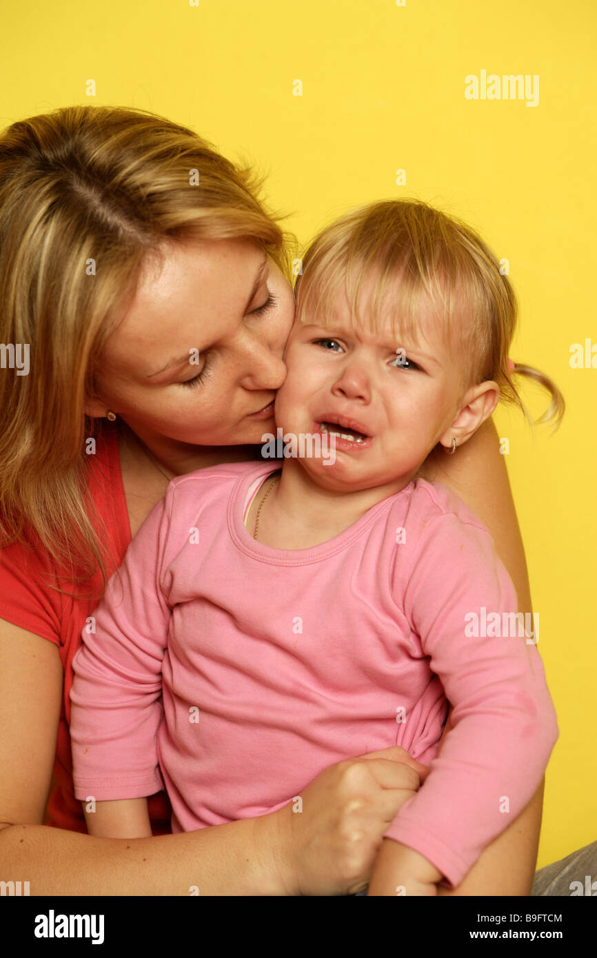 Cris de fille mère semi-confort personnes série portrait femme enfant fille mécontent insatisfait de l'expression faciale defiance Banque D'Images