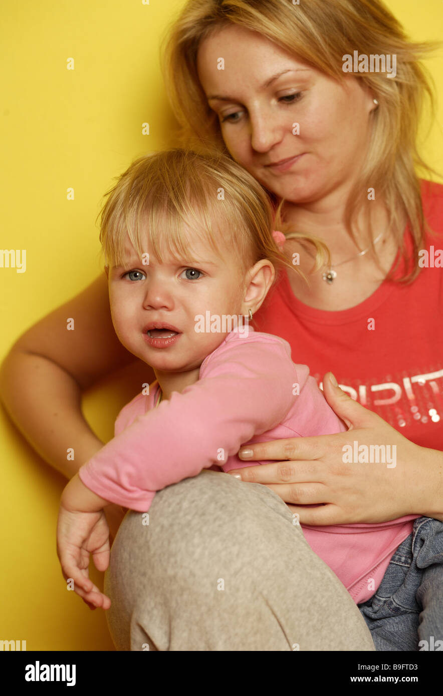 Cris de fille mère semi-confort personnes série portrait femme enfant fille mécontent insatisfait de l'expression faciale defiance Banque D'Images