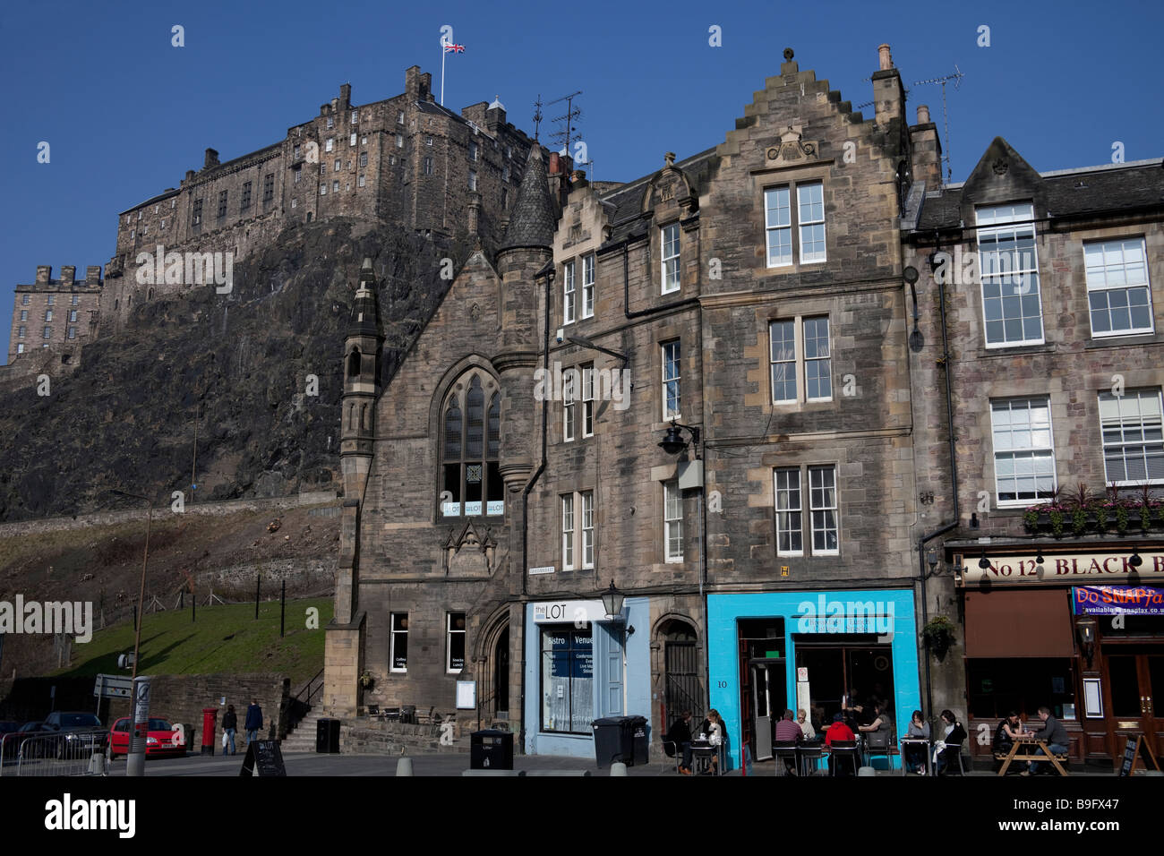 Cafe à Grassmarket, Édimbourg, Écosse, Royaume-Uni, l'Europe avec Château au-dessus Banque D'Images