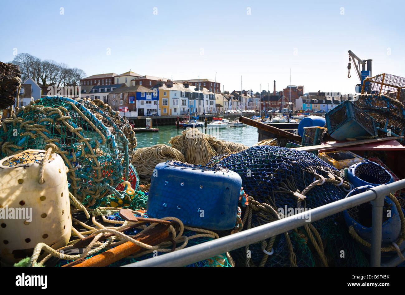 Les filets de pêche et les engins de chalutiers entassés sur le vieux port de Weymouth mur. Le Dorset. UK. Banque D'Images