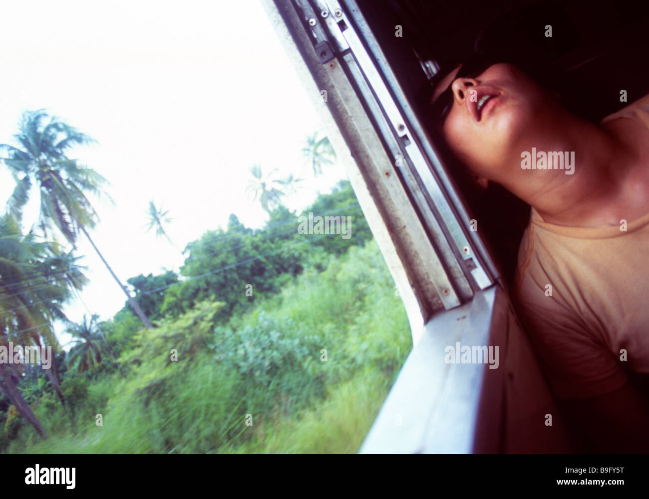Girl sleeping on train, Thaïlande Banque D'Images