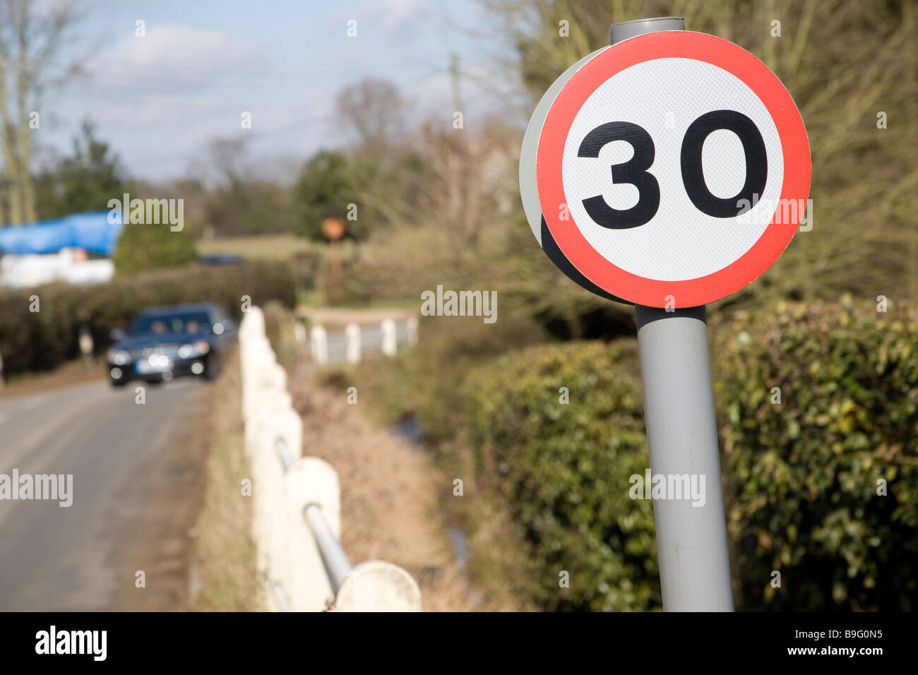 Signe de la limite de vitesse de 30 mi/h Banque D'Images Signe de la limite de vitesse de 30 mi/h Banque D'Images