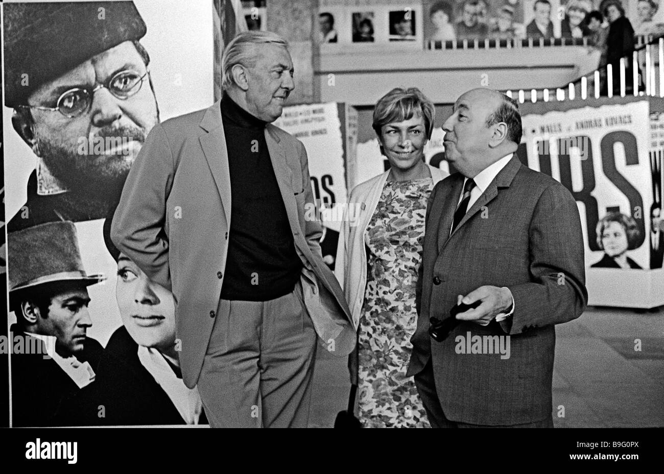 Les réalisateurs français Jacques Tati à gauche avec sa femme et Marcel  Carne pendant la 6e Festival International du Film de Moscou Photo Stock -  Alamy