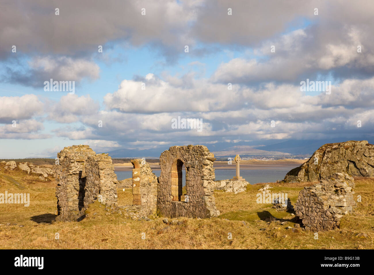 Historique Datant Du 16e siècle ruines de l'église St Dwynwen avec croix celtique sur l'île Llanddwyn Ynys dans AONB. Anglesey au nord du Pays de Galles UK Banque D'Images