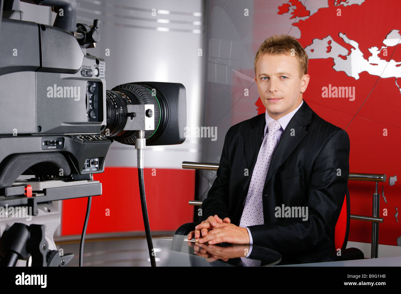 L'âge moyen blonde news presenter en studio en face de la caméra vidéo Banque D'Images