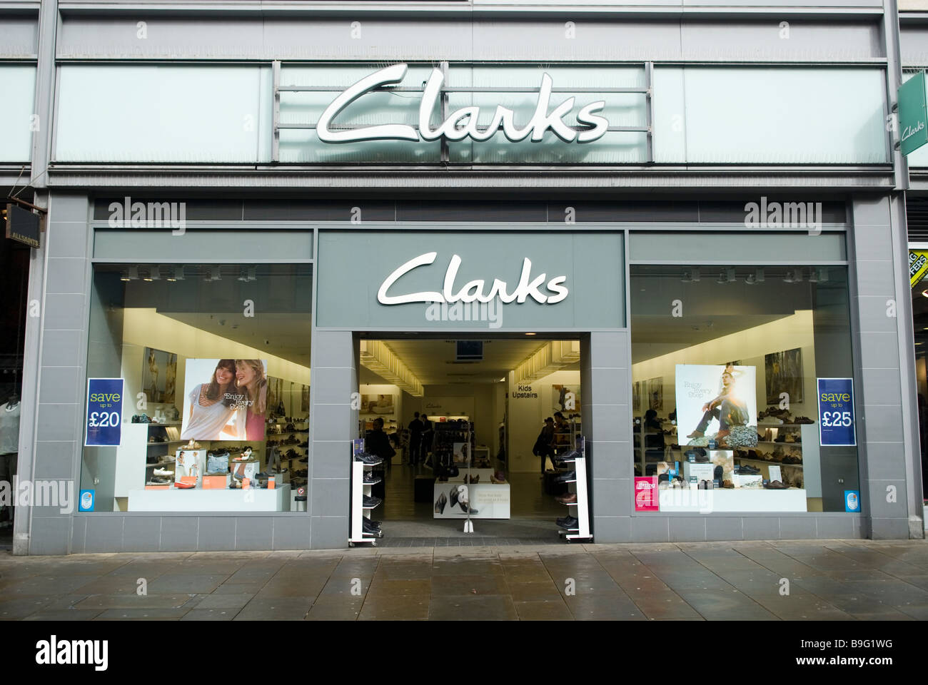 Clarks Shoes store front sur Market street dans le centre-ville de Manchester UK Banque D'Images