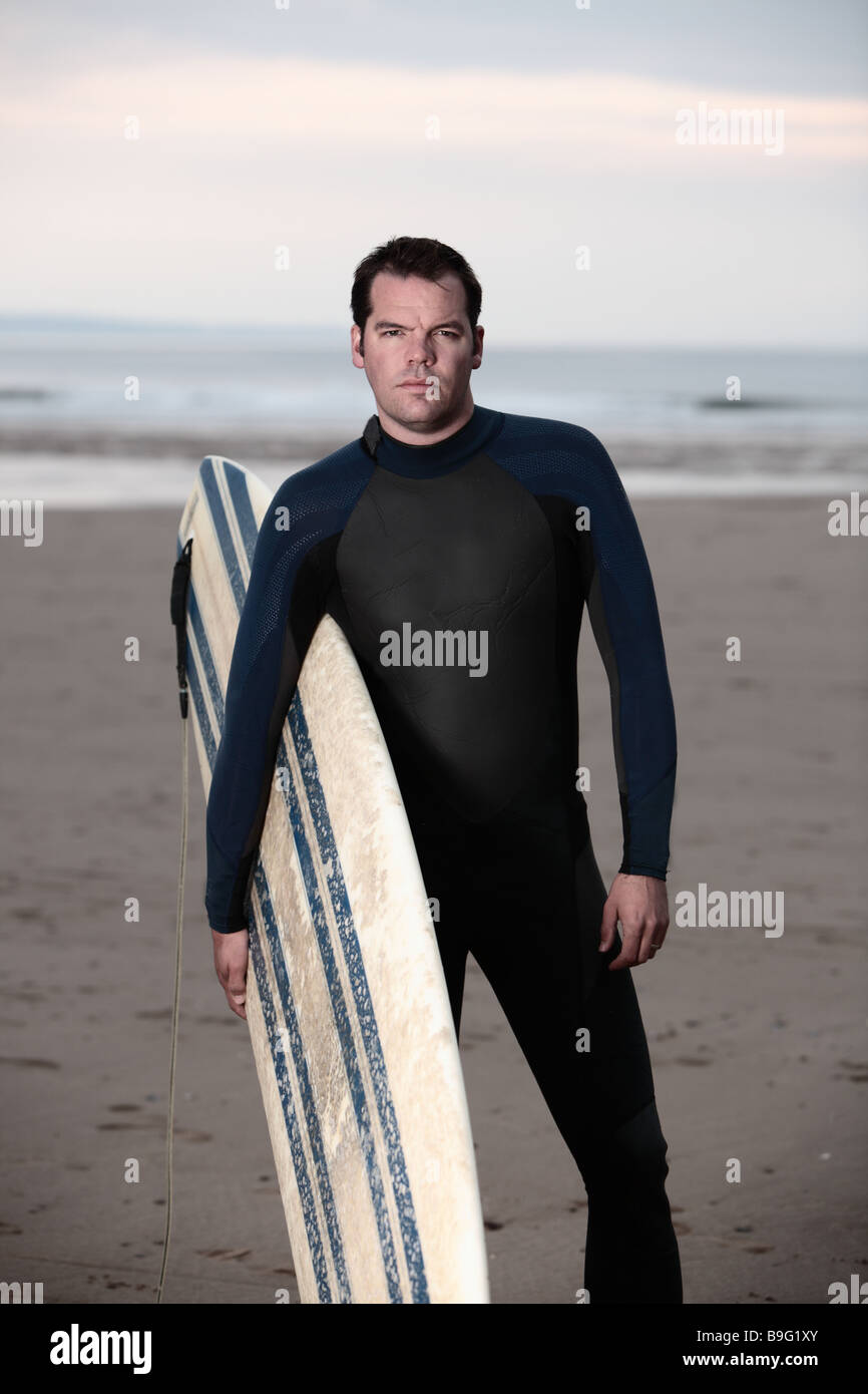 Homme surfeur sur plage avec de long board Banque D'Images