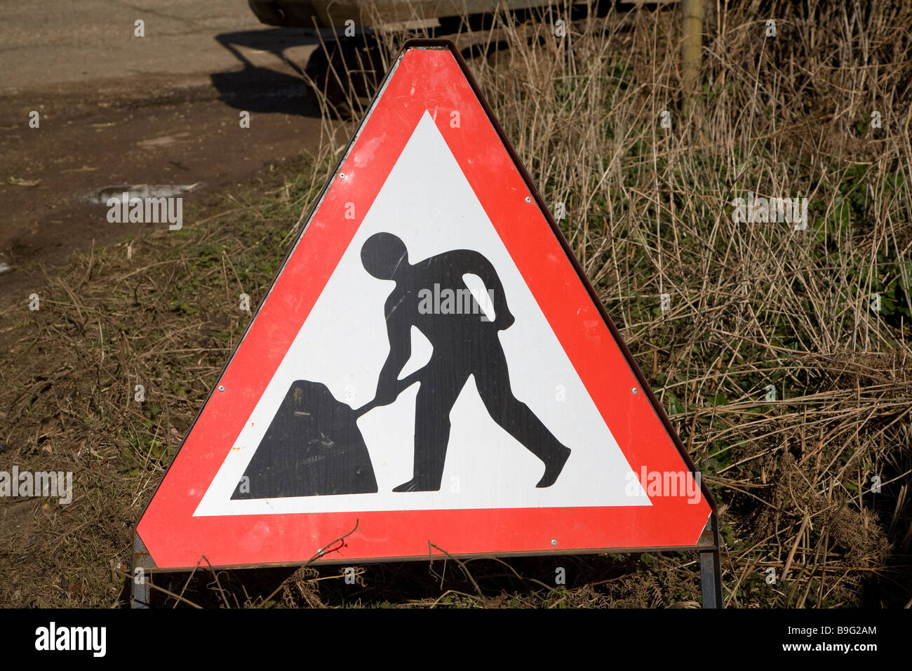 L'homme au travail triangle rouge road sign Banque D'Images