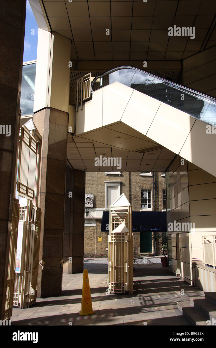 Buildingd moderne architecture ancienne passerelle piétons Banque D'Images