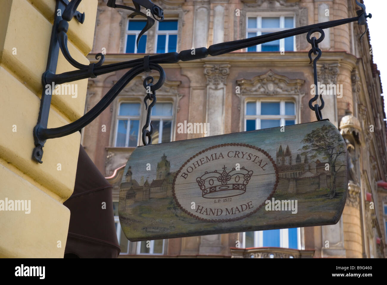 Signe d'une boutique qui vend des Cristal de Bohème Verre fait main dans la vieille ville de Prague République Tchèque Europe Banque D'Images