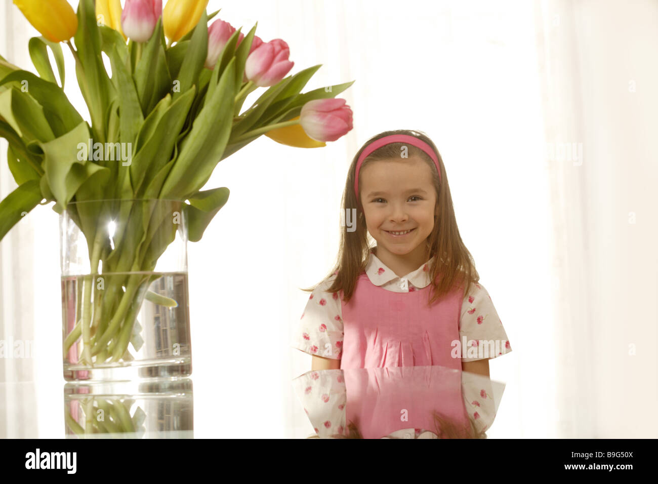 5-8 ans regard caméra fleurs fleur fleurs bouquet vase-gaiement printemps printemps printemps bouquet de fleurs-de-table en verre heureusement Banque D'Images