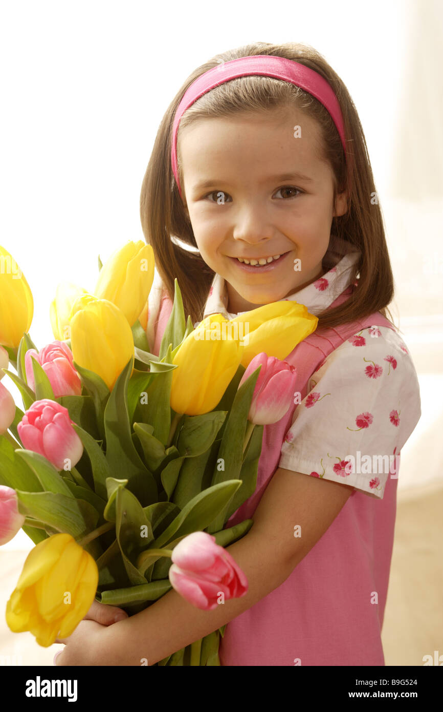 5-8 ans regard caméra fleurs bouquet de fleurs de printemps printemps souhaitons-cadeau bouquet printemps heureusement bandeau Banque D'Images
