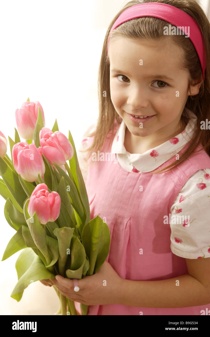5-8 ans abordé regard caméra couleur bouquet de fleurs fleurs-rose humeur gaiement printemps printemps-fleurs printemps-cadeau bouquet Banque D'Images