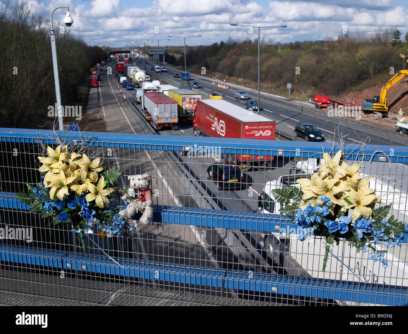 Fleurs Memorial/culte sur un pont au-dessus de la M42/M6 Link road, près de Birmingham Banque D'Images